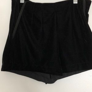 Velvet shorts with back zipper and trim